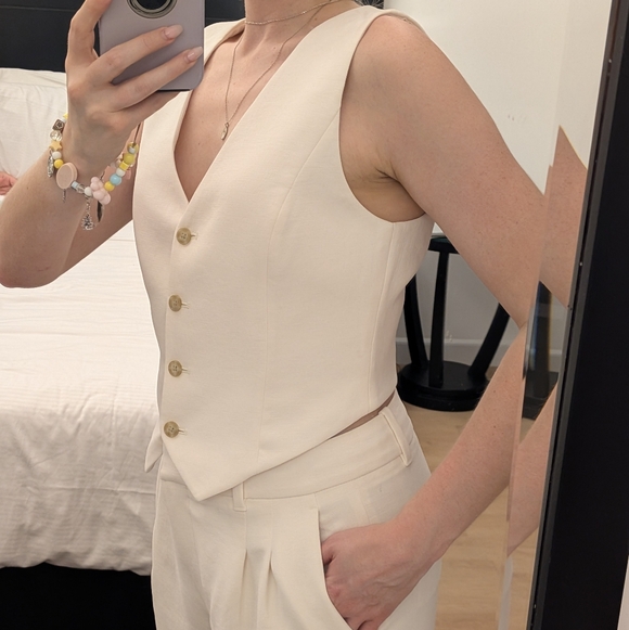 Aritzia Pacino Vest - Light Birch - Picture 1 of 3